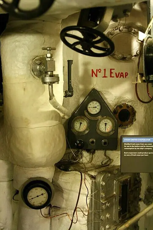 Как подводная лодка создает воздух и воду для экипажа