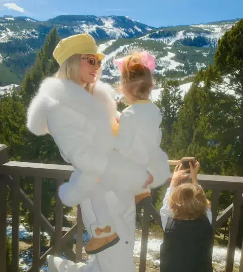 Пэрис Хилтон устроила яркий семейный отдых на горнолыжном курорте