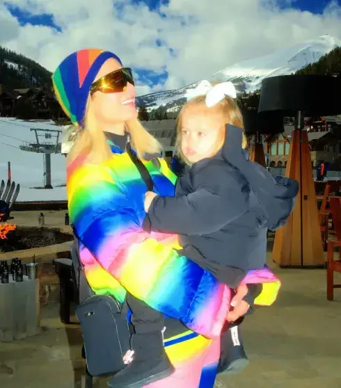 Пэрис Хилтон устроила яркий семейный отдых на горнолыжном курорте