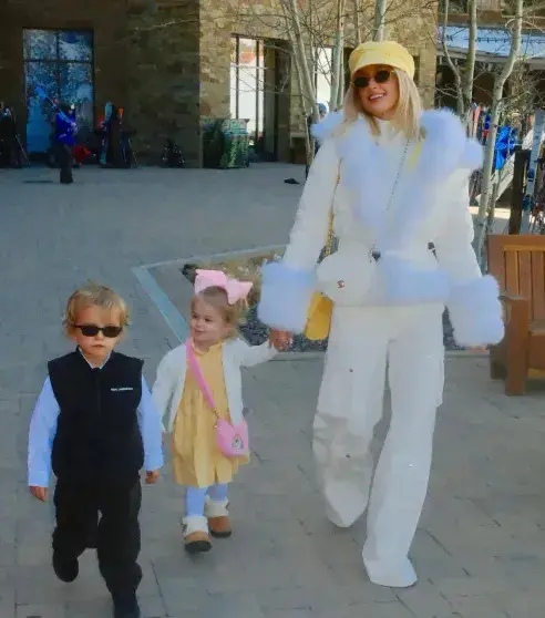 Пэрис Хилтон устроила яркий семейный отдых на горнолыжном курорте