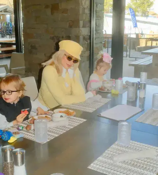 Пэрис Хилтон устроила яркий семейный отдых на горнолыжном курорте