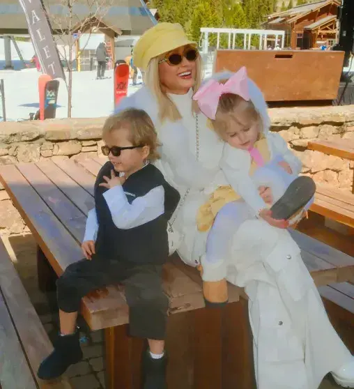 Пэрис Хилтон устроила яркий семейный отдых на горнолыжном курорте