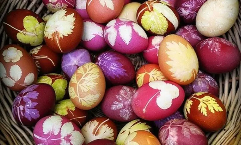 Топ-30 невероятных идей для росписи пасхальных яиц: от космоса до цветов