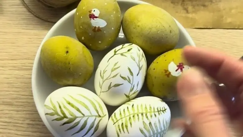 Топ-30 невероятных идей для росписи пасхальных яиц: от космоса до цветов