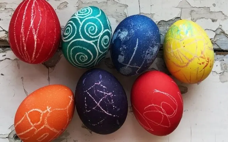 Топ-30 невероятных идей для росписи пасхальных яиц: от космоса до цветов