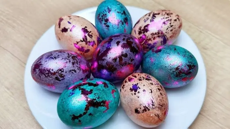 Топ-30 невероятных идей для росписи пасхальных яиц: от космоса до цветов