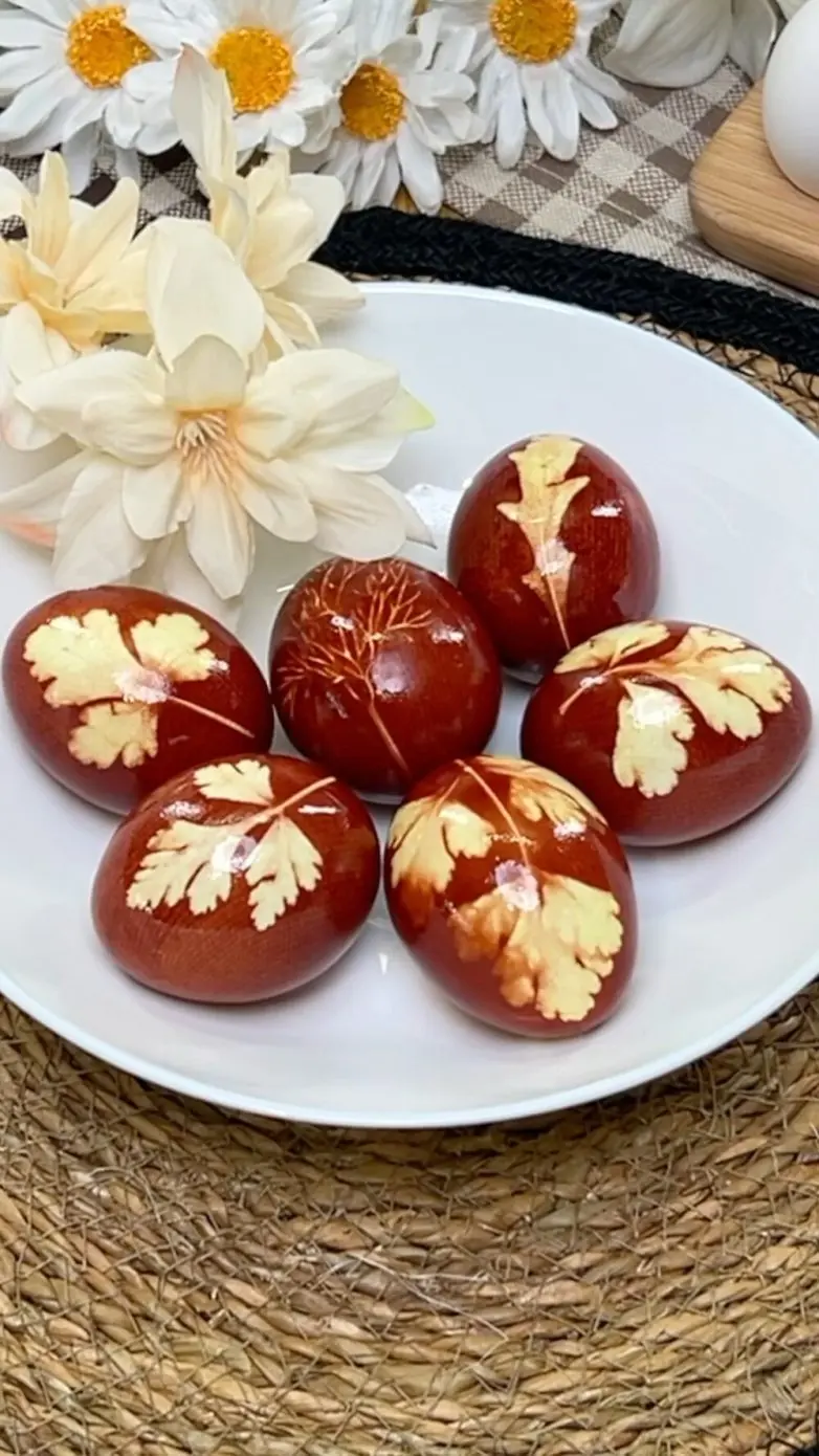 Топ-30 невероятных идей для росписи пасхальных яиц: от космоса до цветов