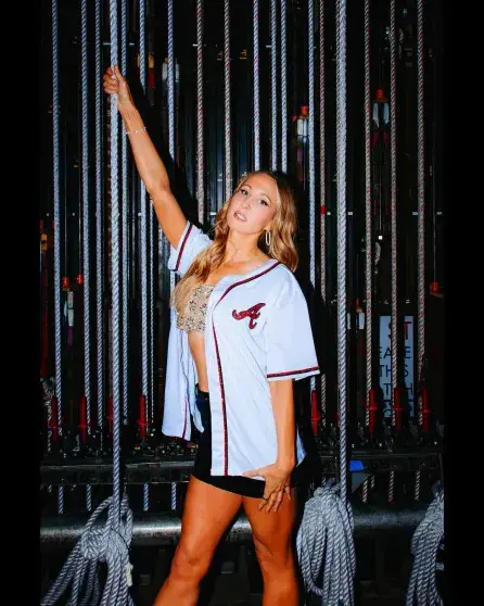 Никки Глейзер призналась, что ей нравится, когда её парень спит с другими