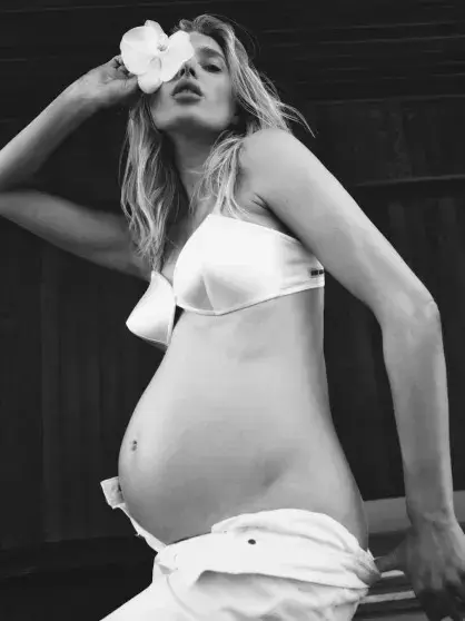 Эльза Хоск ждёт второго ребёнка и показала беременный животик в откровенной фотосессии
