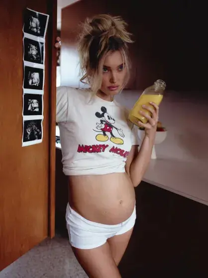 Эльза Хоск ждёт второго ребёнка и показала беременный животик в откровенной фотосессии