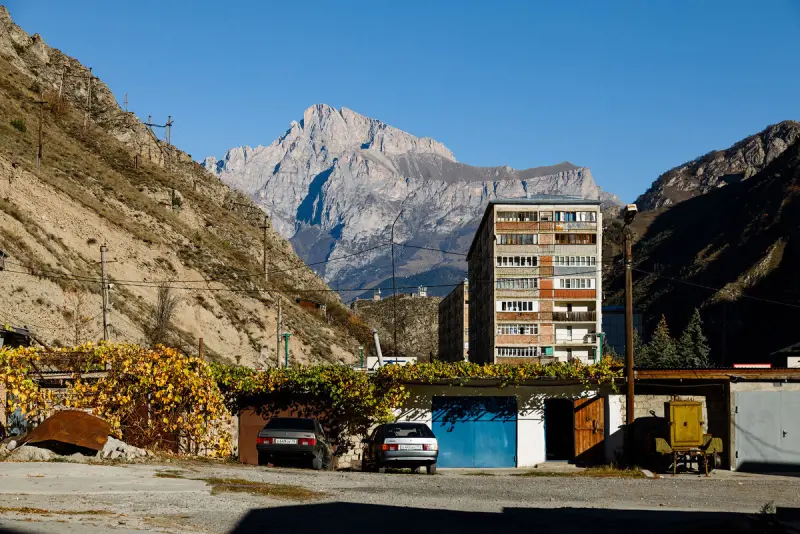 Мизур — посёлок в Северной Осетии, зажатый горами и временем Дорога в Мизуре