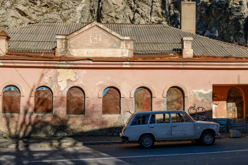 Мизур — посёлок в Северной Осетии, зажатый горами и временем Улица в Мизуре
