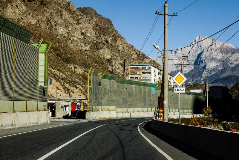 Мизур — посёлок в Северной Осетии, зажатый горами и временем Ущелье и девятиэтажки Мизура