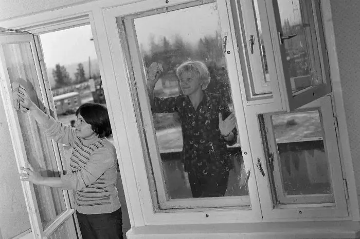Советские лайфхаки: чем на самом деле мыли полы и окна наши бабушки