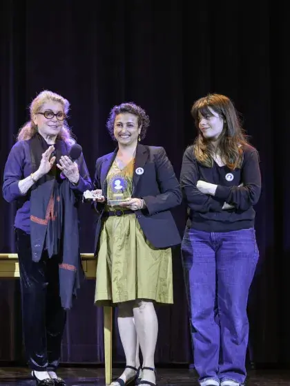 Катрин Денёв и её внучка Анна Биолэй вышли в свет: джинсы и кроссовки вызвали шквал критики