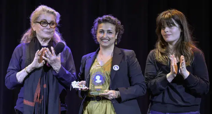 Катрин Денёв и её внучка Анна Биолэй вышли в свет: джинсы и кроссовки вызвали шквал критики