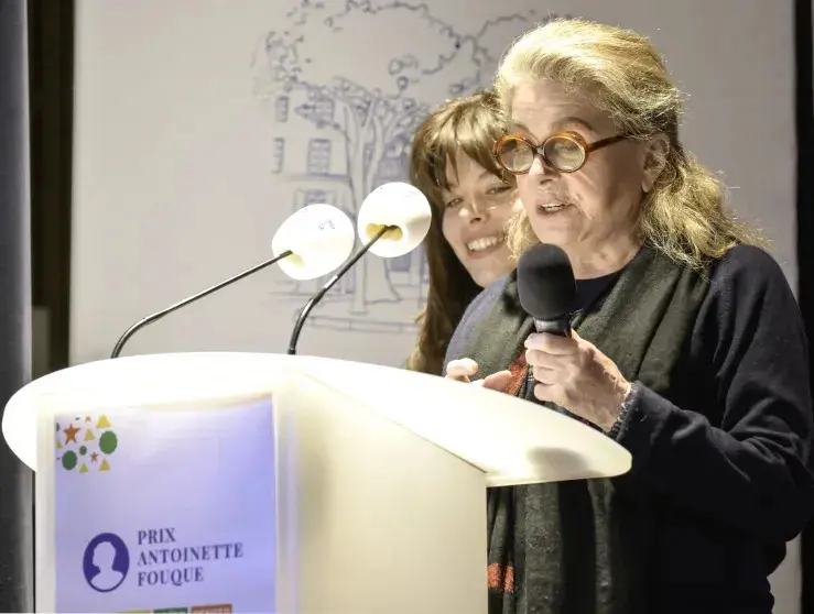 Катрин Денёв и её внучка Анна Биолэй вышли в свет: джинсы и кроссовки вызвали шквал критики