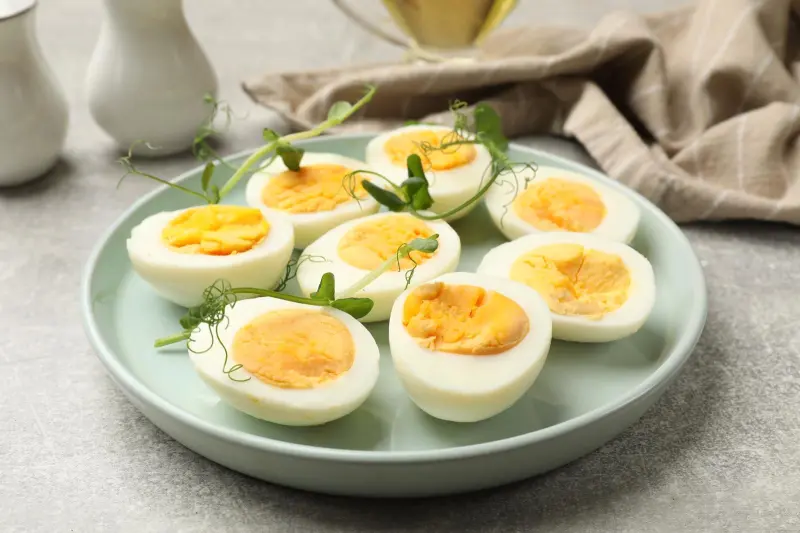 Почему вареные яйца нельзя хранить долго: важные правила безопасности