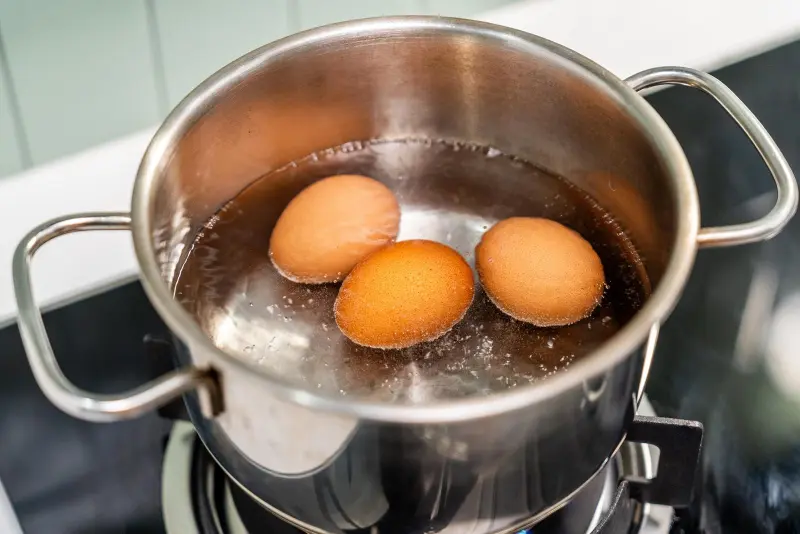 Почему вареные яйца нельзя хранить долго: важные правила безопасности