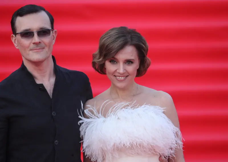 «Бывает, когда ребенок прямо твой»: Ксения Алферова о фонде, разводе с Бероевым и приемных сыновьях