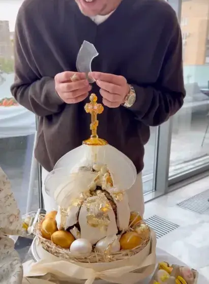 Звёздный пасхальный обед в редакции «Москвички»: кулич за 100 тысяч и гости в джинсах