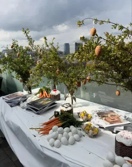 Звёздный пасхальный обед в редакции «Москвички»: кулич за 100 тысяч и гости в джинсах