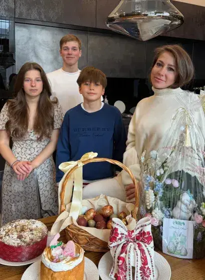 Звёздный пасхальный обед в редакции «Москвички»: кулич за 100 тысяч и гости в джинсах