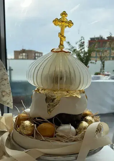 Звёздный пасхальный обед в редакции «Москвички»: кулич за 100 тысяч и гости в джинсах