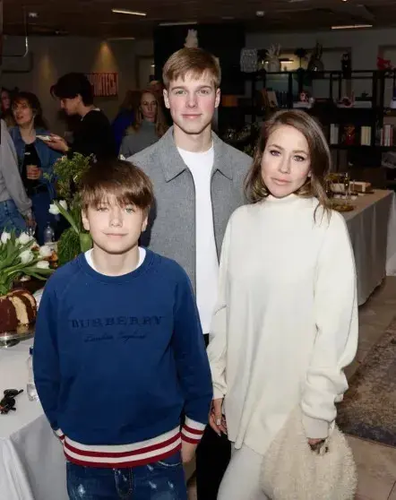 Звёздный пасхальный обед в редакции «Москвички»: кулич за 100 тысяч и гости в джинсах