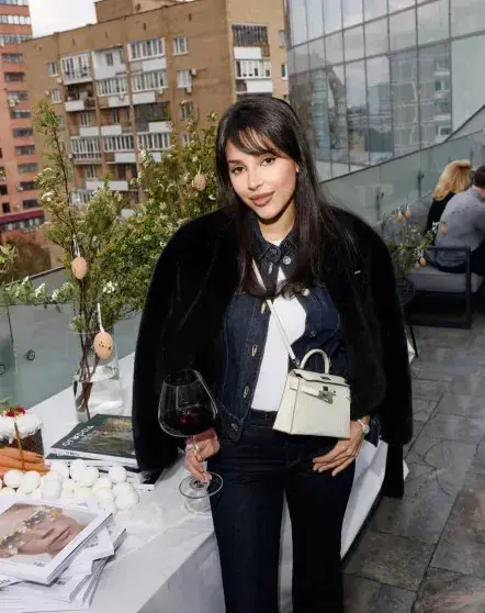 Звёздный пасхальный обед в редакции «Москвички»: кулич за 100 тысяч и гости в джинсах