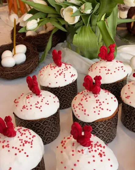 Звёздный пасхальный обед в редакции «Москвички»: кулич за 100 тысяч и гости в джинсах