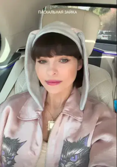 Звёздный пасхальный обед в редакции «Москвички»: кулич за 100 тысяч и гости в джинсах