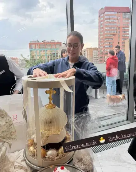 Звёздный пасхальный обед в редакции «Москвички»: кулич за 100 тысяч и гости в джинсах