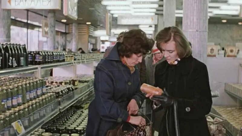 Почему в СССР вещи не покупали, а «доставали»: смысл слова, ставшего символом эпохи