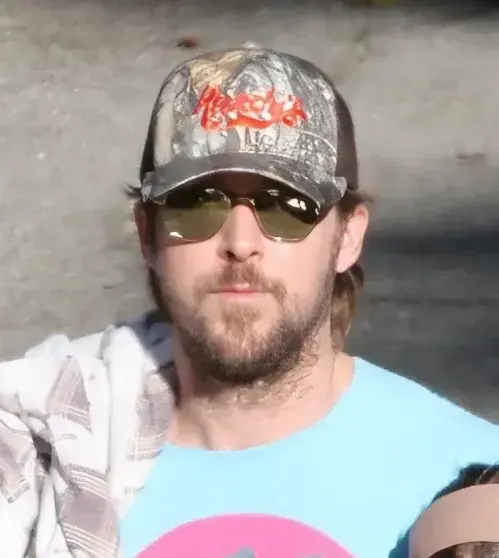 Райан Гослинг в роли заботливого отца: редкие кадры прогулки с дочерьми