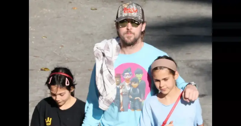 Райан Гослинг в роли заботливого отца: редкие кадры прогулки с дочерьми