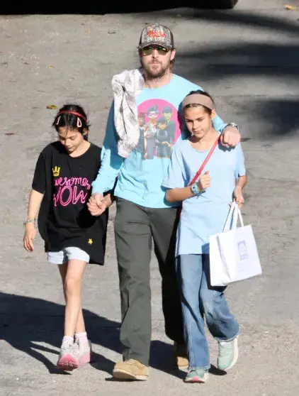 Райан Гослинг в роли заботливого отца: редкие кадры прогулки с дочерьми