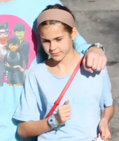 Райан Гослинг в роли заботливого отца: редкие кадры прогулки с дочерьми