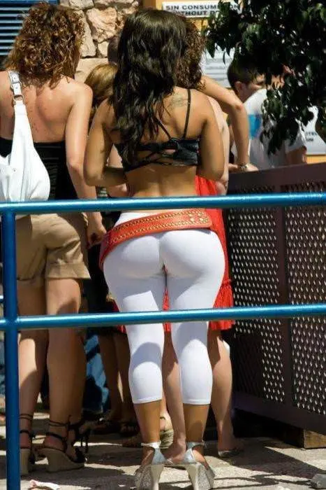 Соблазнительные формы: Девушки в обтягивающей одежде