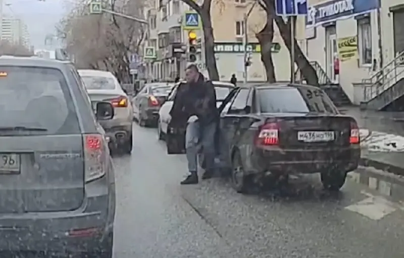 Дорожные разборки с нокаутом в Екатеринбурге: водитель вырубил мужчину на светофоре Дорожные разборки с нокаутом