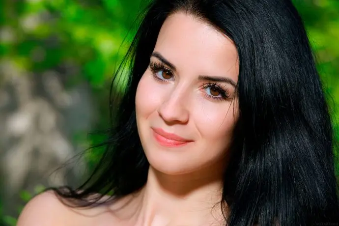 Лесная фотосессия: соблазнительная брюнетка позирует на природе Лесная фотосессия: соблазнительная брюнетка позирует на природе