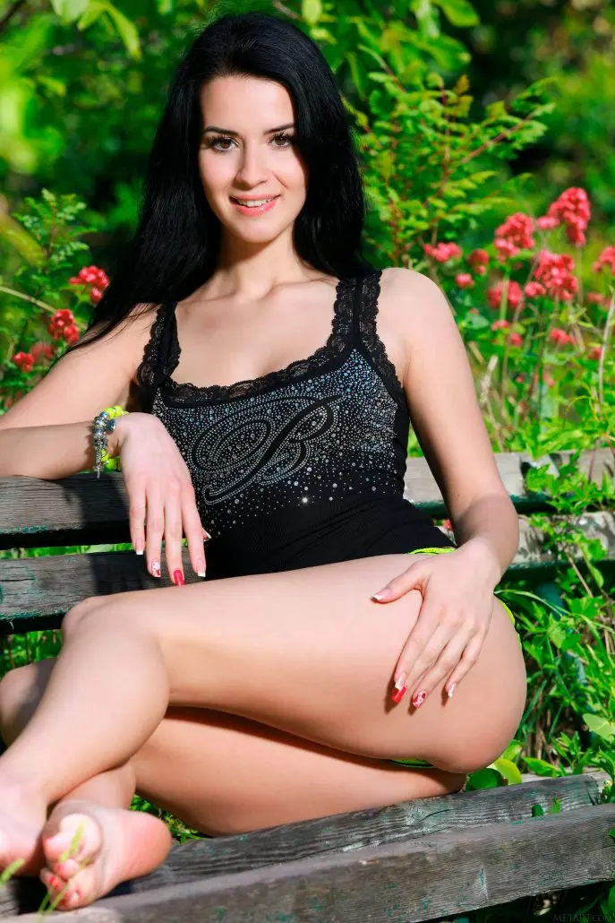 Лесная фотосессия: соблазнительная брюнетка позирует на природе Лесная фотосессия: соблазнительная брюнетка позирует на природе