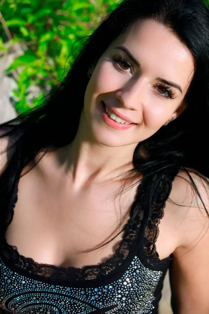 Лесная фотосессия: соблазнительная брюнетка позирует на природе Лесная фотосессия: соблазнительная брюнетка позирует на природе