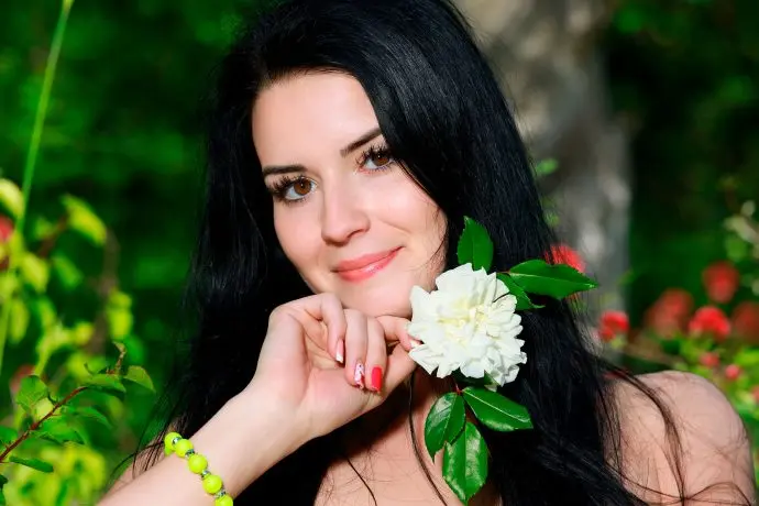 Лесная фотосессия: соблазнительная брюнетка позирует на природе Лесная фотосессия: соблазнительная брюнетка позирует на природе