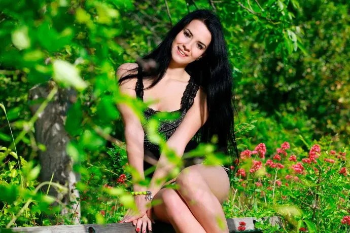 Страстная брюнетка на лоне природы: Много соблазнительных снимков в лесной чаще