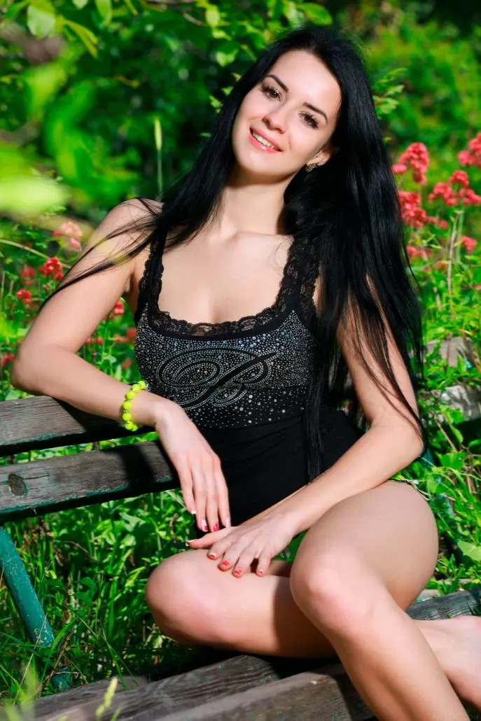 Лесная фотосессия: соблазнительная брюнетка позирует на природе Лесная фотосессия: соблазнительная брюнетка позирует на природе