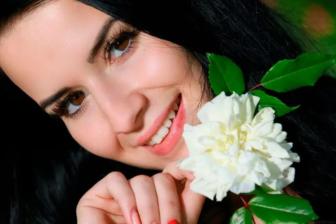 Лесная фотосессия: соблазнительная брюнетка позирует на природе Лесная фотосессия: соблазнительная брюнетка позирует на природе