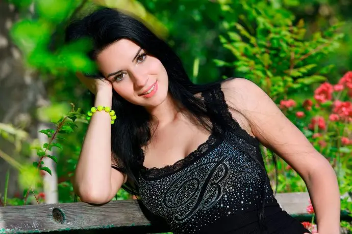 Лесная фотосессия: соблазнительная брюнетка позирует на природе Лесная фотосессия: соблазнительная брюнетка позирует на природе