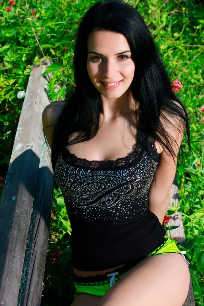 Лесная фотосессия: соблазнительная брюнетка позирует на природе Лесная фотосессия: соблазнительная брюнетка позирует на природе