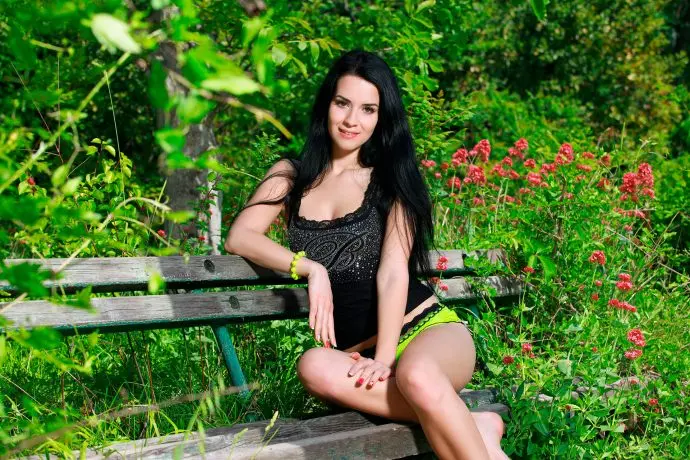 Лесная фотосессия: соблазнительная брюнетка позирует на природе Лесная фотосессия: соблазнительная брюнетка позирует на природе